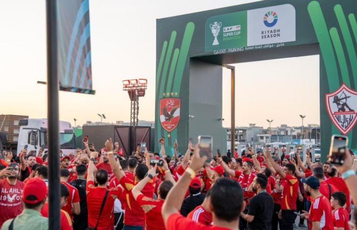 أجواء حماسية ولا أروع.. جماهير الأهلى والزمالك تتوافد على ملعب المملكة أرينا لحضور السوبر الأفريقي (صور)