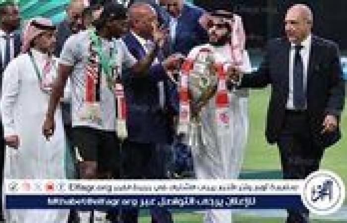 لقطة تتويج الزمالك بكأس السوبر وتحية الجماهير لعبد الواحد السيد لحظة خروجه