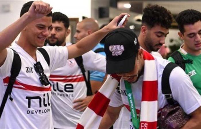 بالورود.. الجماهير تستقبل بعثة الزمالك وكأس السوبر الإفريقي بمطار القاهرة