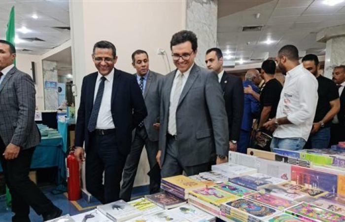 وزير الثقافة يتفقد معرض الصحفيين للكتاب ويفتتح حفل توقيع ديوان جمال بخيت